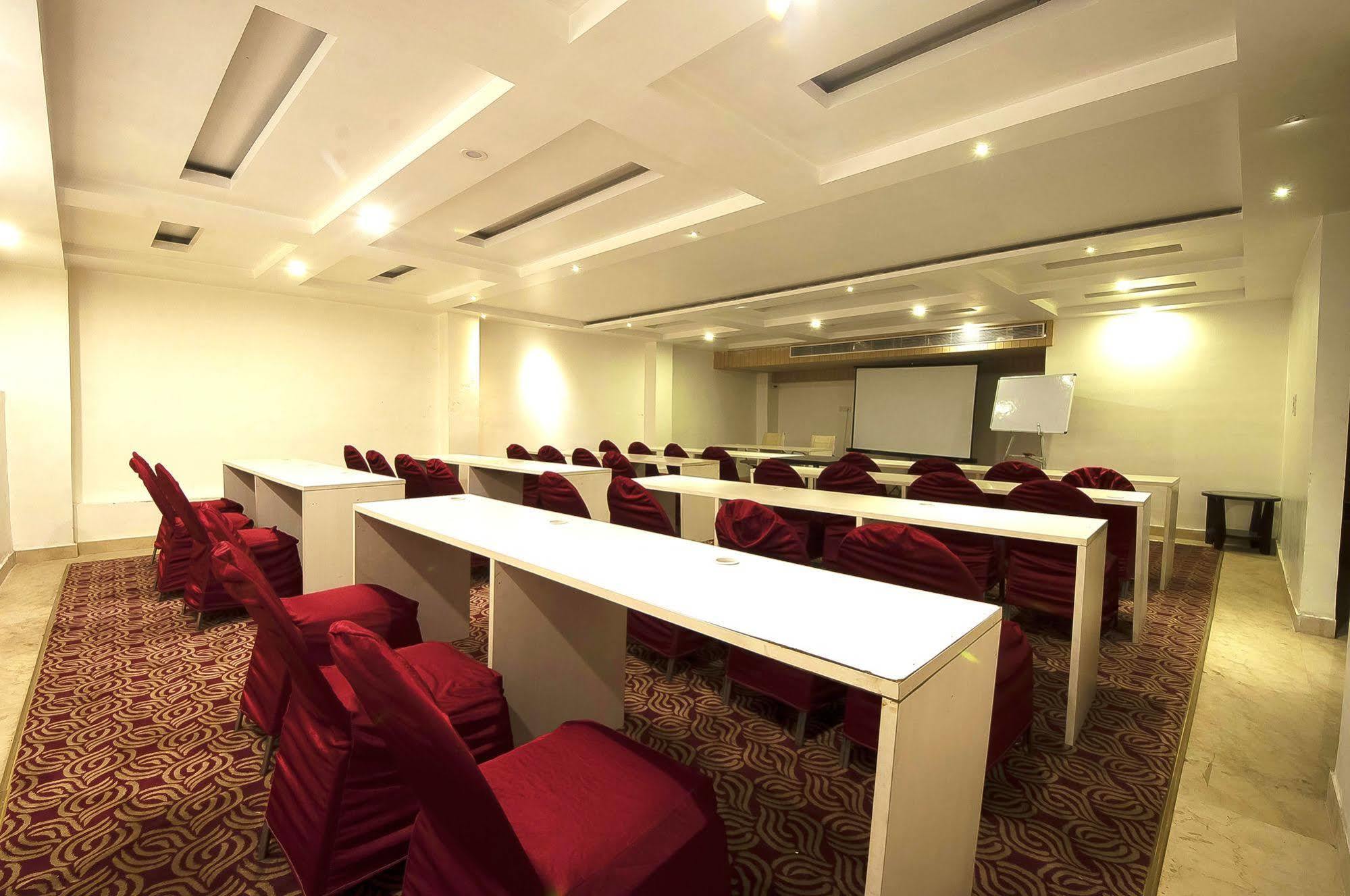 Hotel Le Roi Near New Delhi Railway Station Экстерьер фото